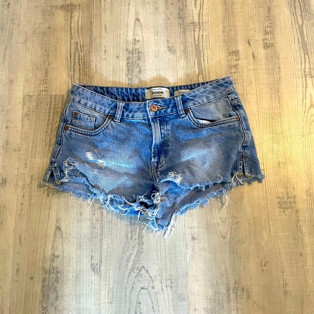 Washed denim blue jean shorts women’s size 6. Look brand new no flaws. Hotpants.